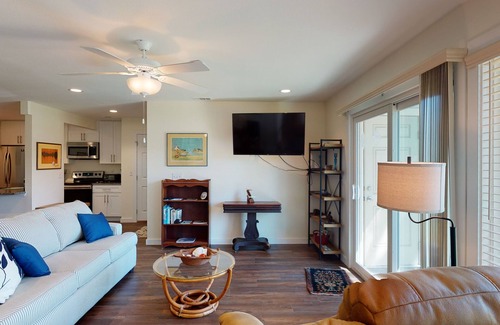 Port Aransas Condo | Ground Floor, Shared Pool, Hot Tub, Near Marina and Ferry, Pet Friendly