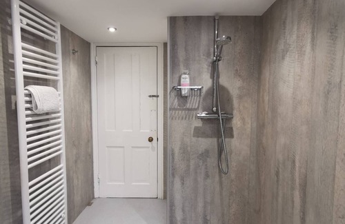 Bexhill-on-Sea House | Ground floor Spacious double bed room, free parking close to seafront.