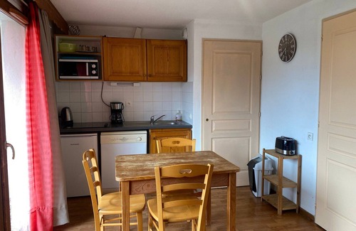 La Joue du Loup Apartment | Ground floor studio with parking, pets allowed