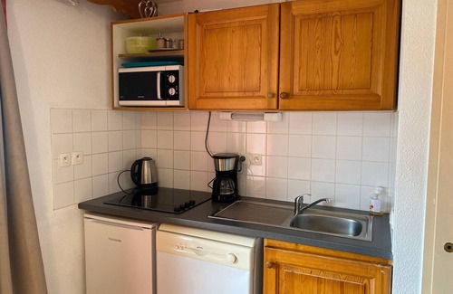 La Joue du Loup Apartment | Ground floor studio with parking, pets allowed