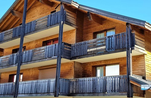 La Joue du Loup Apartment | Ground floor studio with parking, pets allowed