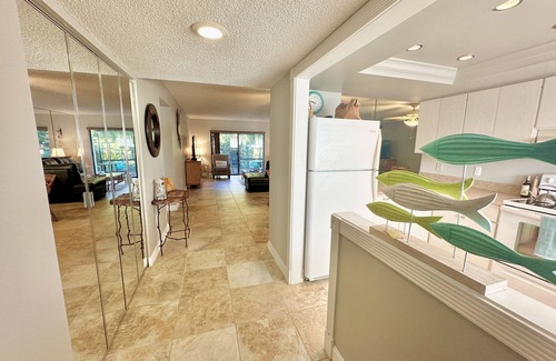 Siesta Key Condo | Ground floor unit with lanai, pool, 5 min. walk to beach, restaurants and bars!