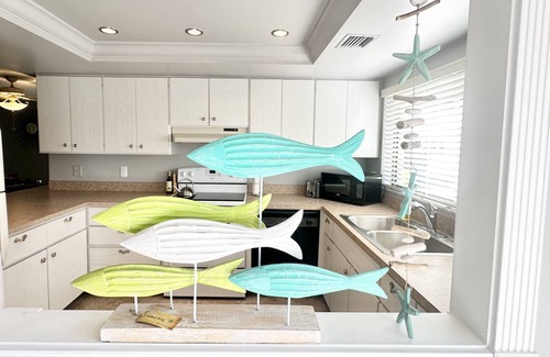 Siesta Key Condo | Ground floor unit with lanai, pool, 5 min. walk to beach, restaurants and bars!