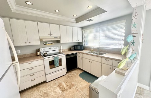 Siesta Key Condo | Ground floor unit with lanai, pool, 5 min. walk to beach, restaurants and bars!