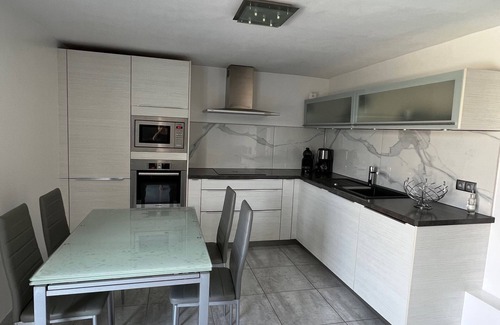 Toulon Villa | Ground floor villa sleeps 6 with swimming pool.