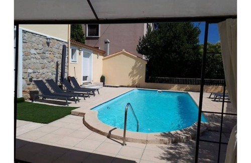 Toulon Villa | Ground floor villa sleeps 6 with swimming pool.