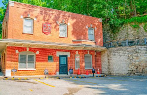Eureka Springs Historic District Apartment | Ground Floor Villa at Sweet Spring