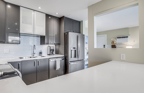Kihei Condo | Ground level beach chic condo directly across from the beach! Pool & BBQ!