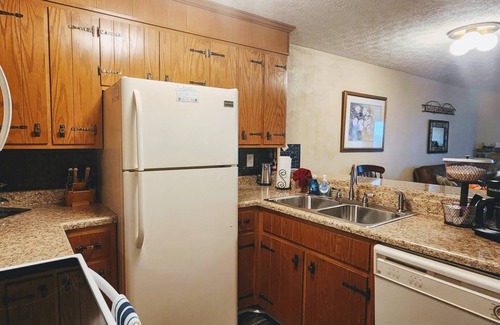 Gatlinburg Condo | Ground Level Unit | 2BR |4 Mins to OBER w/Fireplace, * Dinner Show Tickets, Pool, Hot Tub, Sauna
