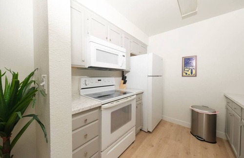 Fairview Apartment | Groundfloor Modern Industrial 2BD Apartment