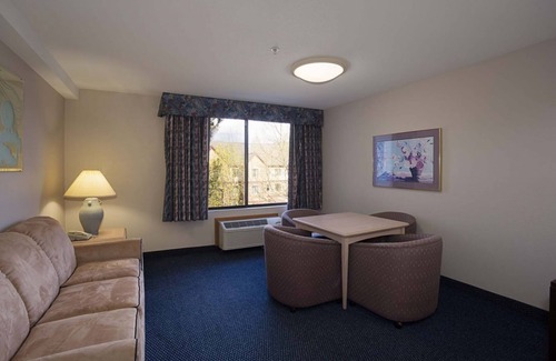 Parkrose House | GROUP ESCAPE! TWO COMFY UNITS, POOL, PARKING