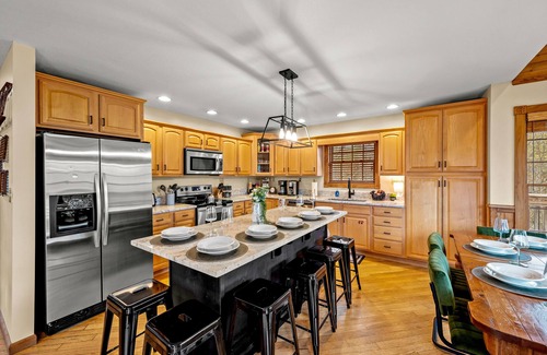 Gatlinburg - Pigeon Forge Cabin | Group Favorite | Near RockyTop Sports | Dogs OK!
