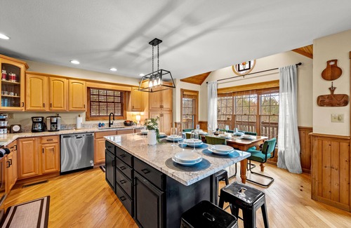 Gatlinburg - Pigeon Forge Cabin | Group Favorite | Near RockyTop Sports | Dogs OK!