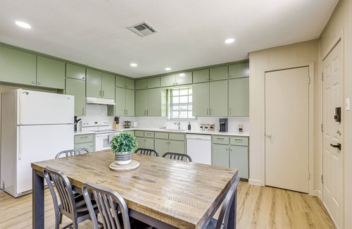 Temple House | Group-Friendly Getaway w/Fenced Yard in Temple!