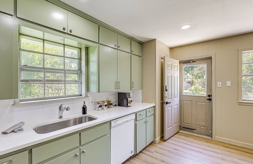 Temple House | Group-Friendly Getaway w/Fenced Yard in Temple!