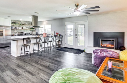 Albany Cottage | Group-friendly Home w/Game Room in Albany!