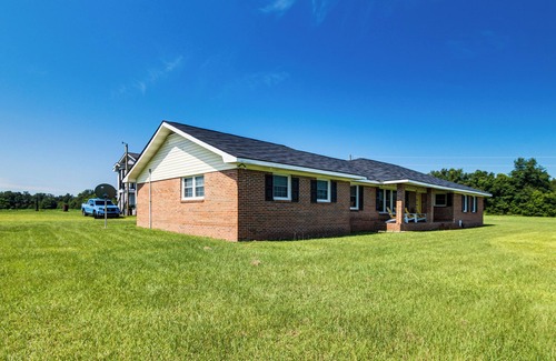 Albany Cottage | Group-friendly Home w/Game Room in Albany!