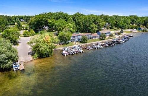 Mayfield Apartment | Group Getaway - 5 Lodges Together by Fife Lake