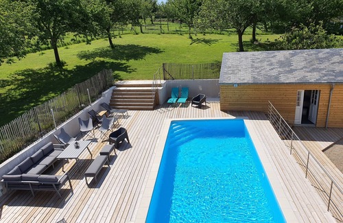Bricqueville-sur-Mer Villa | Group gîte with swimming pool and sauna between land and sea
