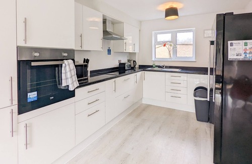 Peterborough House | Group Stay Deasls on Outfield 5BR House w/10 Beds