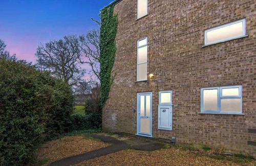Peterborough House | Group Stay Deasls on Outfield 5BR House w/10 Beds
