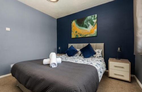 Speke Apartment | Group Stay Sleeps 8 Speke