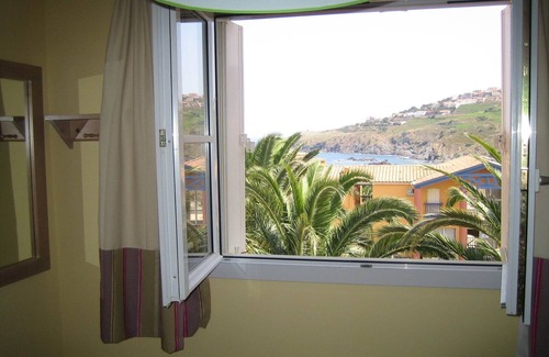 Cerbere Apartment | Group Stay with Shared Pool