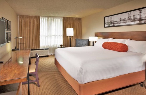 Wilburton House | Group Vacation! 2 Snug Units, Pet-friendly, Outdoor Pool, Near Bellevue Square