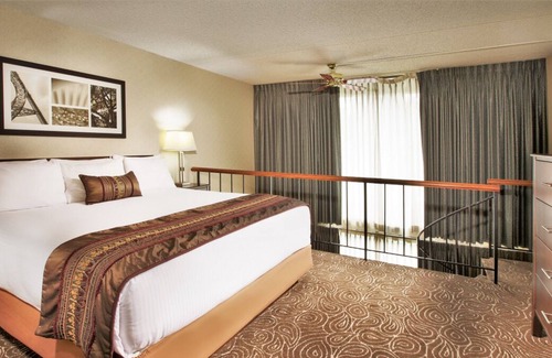 Wilburton House | Group Vacation! 2 Snug Units, Pet-friendly, Outdoor Pool, Near Bellevue Square