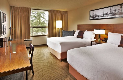 Wilburton House | Group Vacation! 2 Snug Units, Pet-friendly, Outdoor Pool, Near Bellevue Square