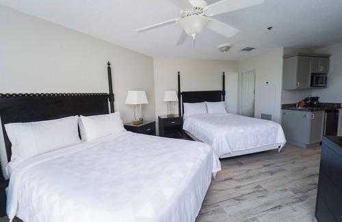 Crystal Harbour Resort | Group Vacation! 4 Modern Rooms, Scenic & Relaxing Location, Pool, FREE Parking