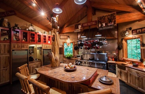 Helmsburg Cabin | groups of 10-16