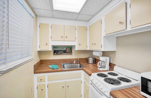 Delray Beach Condo | Grove 1 Bdrm/Bath Condo. 1 Blk walk Ocean & Dwtn Delray w/Pool, Parking & WiFi