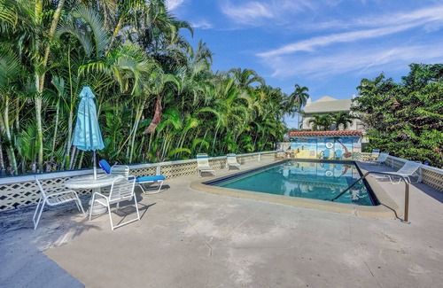 Delray Beach Condo | Grove 1 Bdrm/Bath Condo. 1 Blk walk Ocean & Dwtn Delray w/Pool, Parking & WiFi