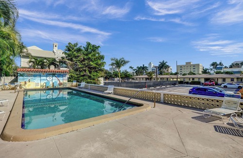 Delray Beach Condo | Grove 1 Bdrm/Bath Condo. 1 Blk walk Ocean & Dwtn Delray w/Pool, Parking & WiFi