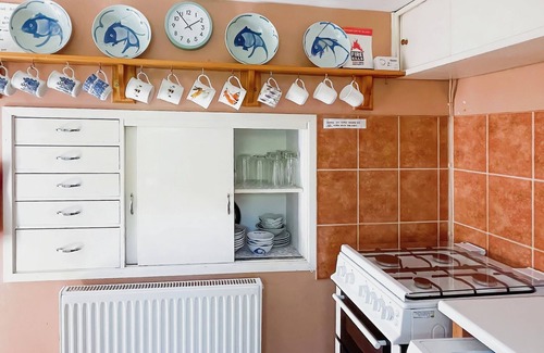 Yarmouth Cottage | Grove Cottage - a cottage that sleeps 4 guests in 2 bedrooms