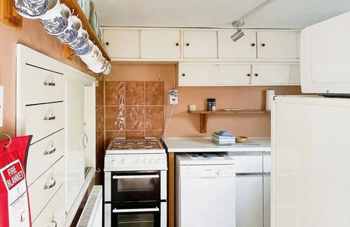 Yarmouth Cottage | Grove Cottage - a cottage that sleeps 4 guests in 2 bedrooms