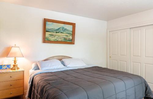 Groveland House | Groveland 2BR House with Hot Tub & Mountain Views