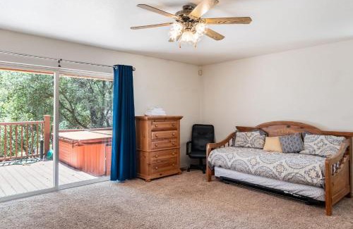 Groveland House | Groveland 2BR House with Hot Tub & Mountain Views