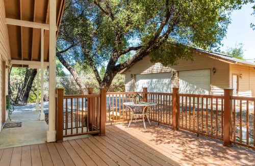 Groveland House | Groveland 2BR House with Hot Tub & Mountain Views