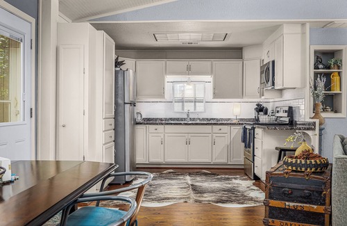 Gruene Cottage | Gruene Country Cottage- just 1 mile to Gruene & 1/2 Mile to the Guadalupe River