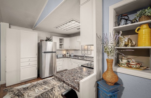 Gruene Cottage | Gruene Country Cottage- just 1 mile to Gruene & 1/2 Mile to the Guadalupe River