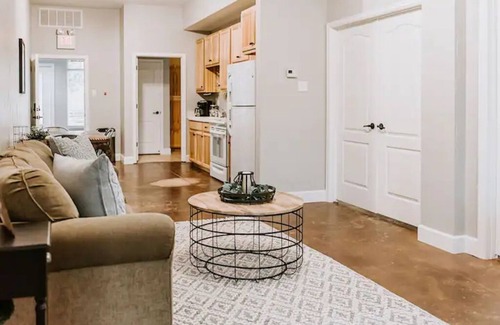 New Braunfels Apartment | GrueneGusthaus#1| Private Condo +Golf Cart Rentals