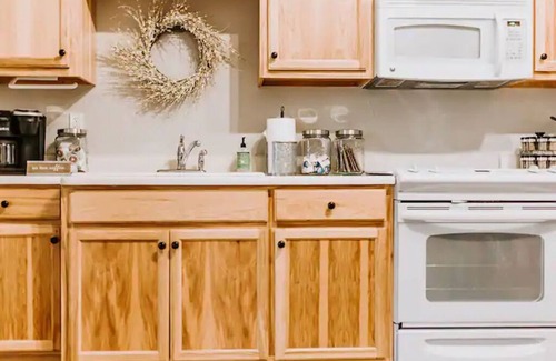 New Braunfels Apartment | GrueneGusthaus#1| Private Condo +Golf Cart Rentals