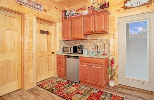 Pigeon Forge Cabin | Grumpy Grizzly | 2 Bed, 2 Bath