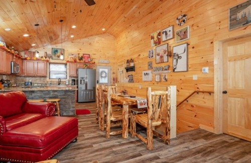 Pigeon Forge Cabin | Grumpy Grizzly | 2 Bed, 2 Bath