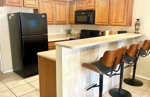 New Braunfels Condo | Guadalupe Escape | 1st Floor | Walk to Schlitterbahn | King Bed