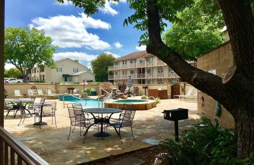 New Braunfels Condo | Guadalupe Escape | 1st Floor | Walk to Schlitterbahn | King Bed