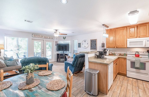 New Braunfels Condo | Guadalupe River Roost, WiFi, King Bed Sleeps 8, 3BR 2BA