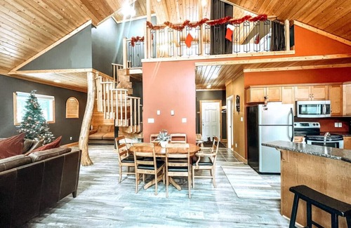 Golden House | Gudjonson Getaway - Mountains, Nature, Relaxation